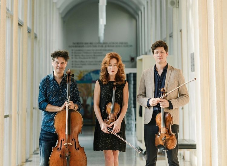 Le trio de cordes Black Oak Ensemble pose avec leurs instruments